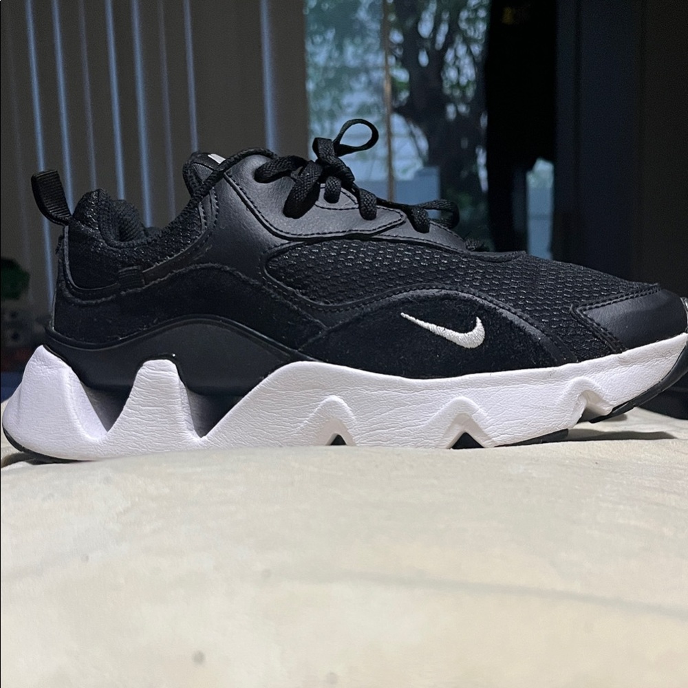 Nike RYZ 365 Black White Women’s Sneakers – Size 9.5